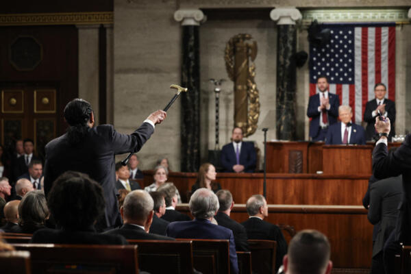 El representante estadounidense Al Green (D-TX) grita mientras el presidente Trump habla durante un discurso en una sesión conjunta del Congreso en el Capitolio. Win McNamee / AFP