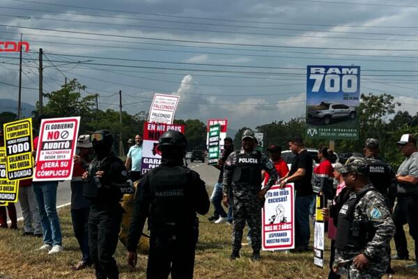 Contratistas de Falconbridge protestan en la autopista Duarte por deuda millonaria. (Foto, fuente externa)