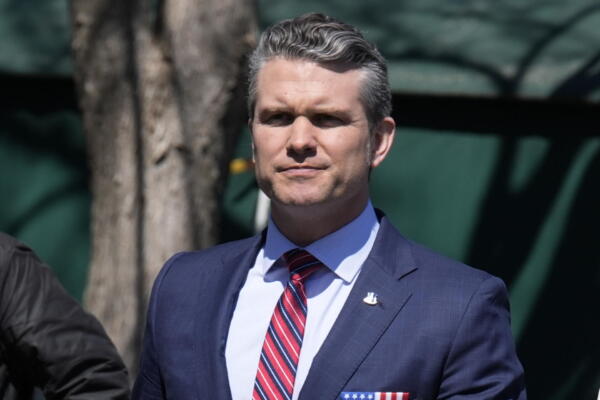El Secretario de Defensa de EE. UU., Pete Hegseth, regresa a la Casa Blanca en Washington, DC, EE. UU.. EFE/YURI GRIPAS / POOL