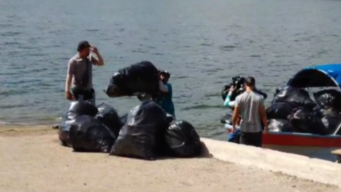 Operativo de limpieza en la Presa de Tavera.