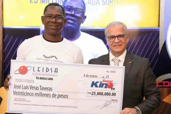 Leidsa entrega 25 millones a empleado privado ganador del Súper Kino Tv. (foto, fuente externa)