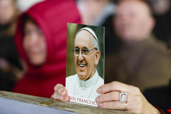 Fieles en una oración del Rosario por la salud del papa Francisco, quien está hospitalizado con neumonía, en la Plaza de San Pedro, en Ciudad del Vaticano. EFE/EPA/FABIO FRUSTACI