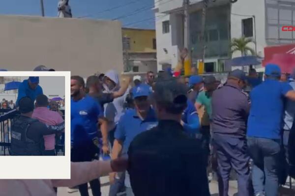 Empleados de la regional, así como oficiales de la Policía Nacional trataban de impedir que maestros entraran a las oficinas. Foto: Fuente externa 