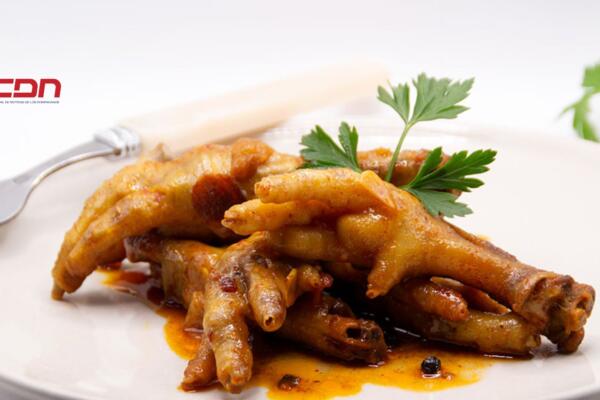 Las patas de pollo, un ingrediente tradicional en muchas cocinas del mundo. (foto, fuente externa)