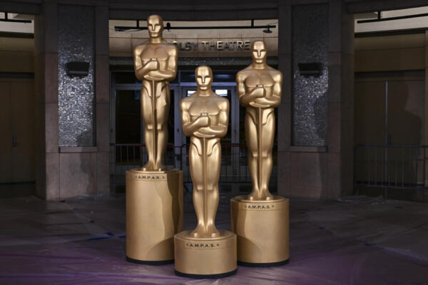 Las estatuas de los Oscar se encuentran frente al Dolby Theatre antes de la 97a edición anual de los Premios de la Academia en Hollywood, California, el 1 de marzo de 2025. ANGELA WEISS / AFP