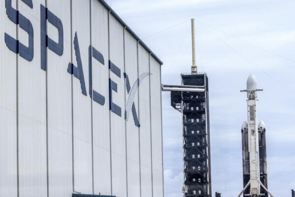 Fotografía que muestra un cohete Falcon Heavy de la compañía SpaceX, en el Complejo de Lanzamiento 39A en el Centro Espacial Kennedy de la NASA, en Florida. EFE / CRISTÓBAL HERRERA