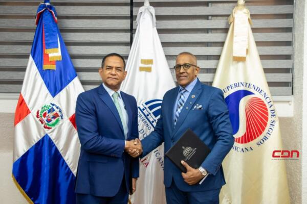 Firman acuerdo para mejorar regulación de seguros. (Foto, fuente externa)