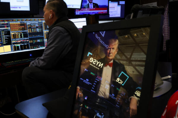 Los operadores trabajan en el parqué de la Bolsa de Valores de Nueva York (NYSE) en la campana de apertura del 7 de marzo de 2025 en la ciudad de Nueva York. CHARLY TRIBALLEAU / AFP