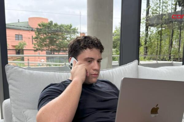 Alejandro Colom ha logrado algo poco común: convertir el trading financiero en un estilo de vida atractivo. Foto: Fuente externa 