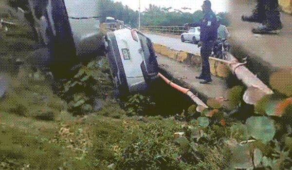 ¡Accidente! Yipeta se desliza y queda incrustada bajo puente en Nagua