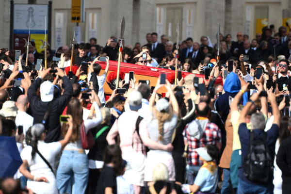https://efs.efeservicios.com/noticia-multimedia/20000-personas-han-feretro-papa-primer-dia-basilica/55016610337#:~:text=Fieles%20acompa%C3%B1an%20el%20paso%20del%20f%C3%A9retro%20del%20papa%20Francisco%20en%20la%20entrada%20de%20la%20bas%C3%ADlica%20de%20San%20Pedro.