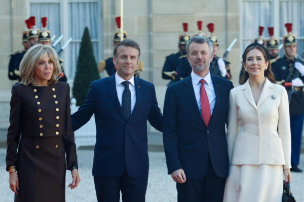 - El rey Federico X (2-D) y la reina María (D) de Dinamarca son recibidos por el presidente francés Emmanuel Macron (2-I) y su esposa Brigitte (I) al llegar al Palacio del Elíseo en París, Francia,