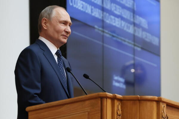 El presidente ruso Vladimir Putin pronuncia un discurso durante una reunión del Presidium del Consejo de Legisladores de Rusia en el Palacio Tauride en San Petersburgo, Rusia, el 28 de abril de 2025. (Rusia, San Petersburgo) 