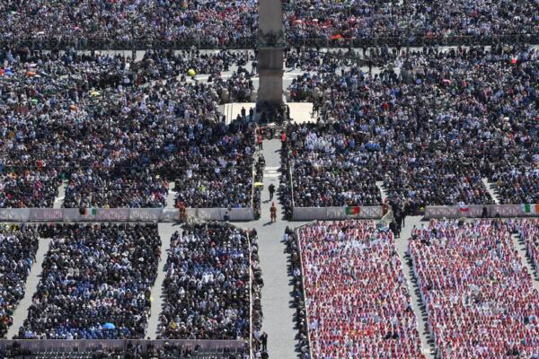 Una vista aérea muestra a los fieles asistiendo a la misa funeral del papa Francisco en la Plaza de San Pedro, en la Ciudad del Vaticano, el 26 de abril de 2025. EFE/EPA/ALESSANDRO DI MEO