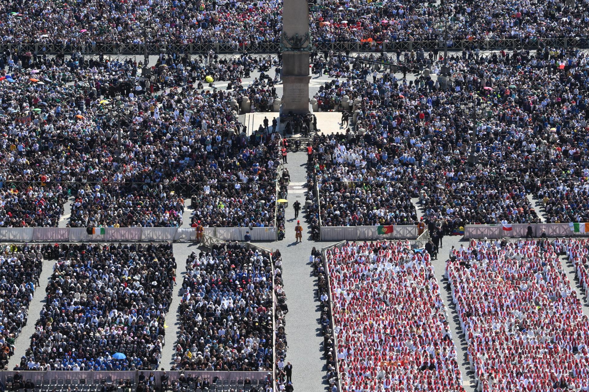 Unas 250.000 personas asistieron este sábado al funeral de Francisco en la plaza de San Pedro y aledaños para despedir al papa.