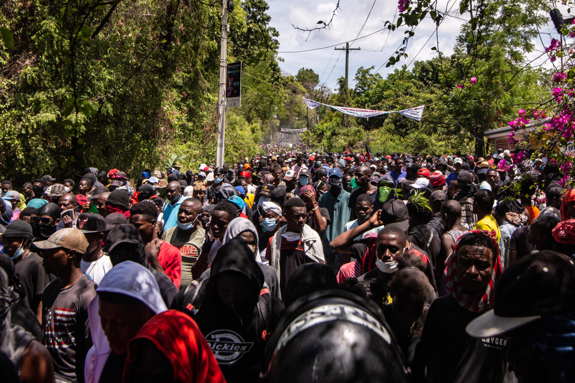Personas participan el 2 de abril de 2025, en Puerto Príncipe (Haití), en una manifestación en la que exigen a las autoridades medidas para hacer frente a la creciente ola de violencia.