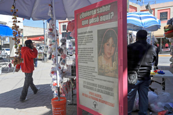 Fotografía de un cartel de búsqueda de personas desaparecidas este domingo, en una calle de Ciudad Juárez, Chihuahua (México)