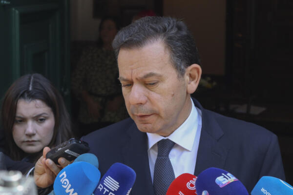 El primer ministro de Portugal en funciones, Luís Montenegro, ofrece declaraciones a periodistas.