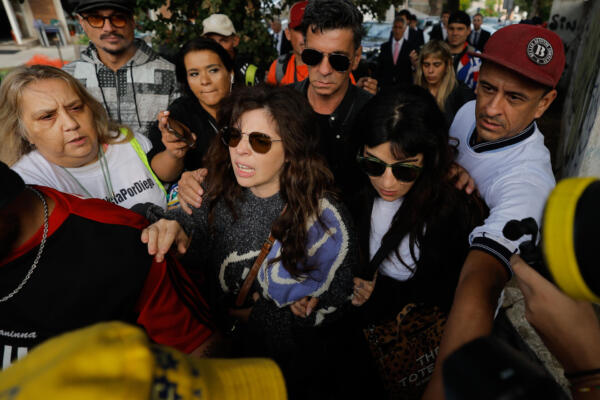 Fotografía de archivo de Dalma (c) y Giannina Maradona (c-d), hijas de Diego Armando Maradona llegan este martes, a los tribunales de San Isidro en Buenos Aires