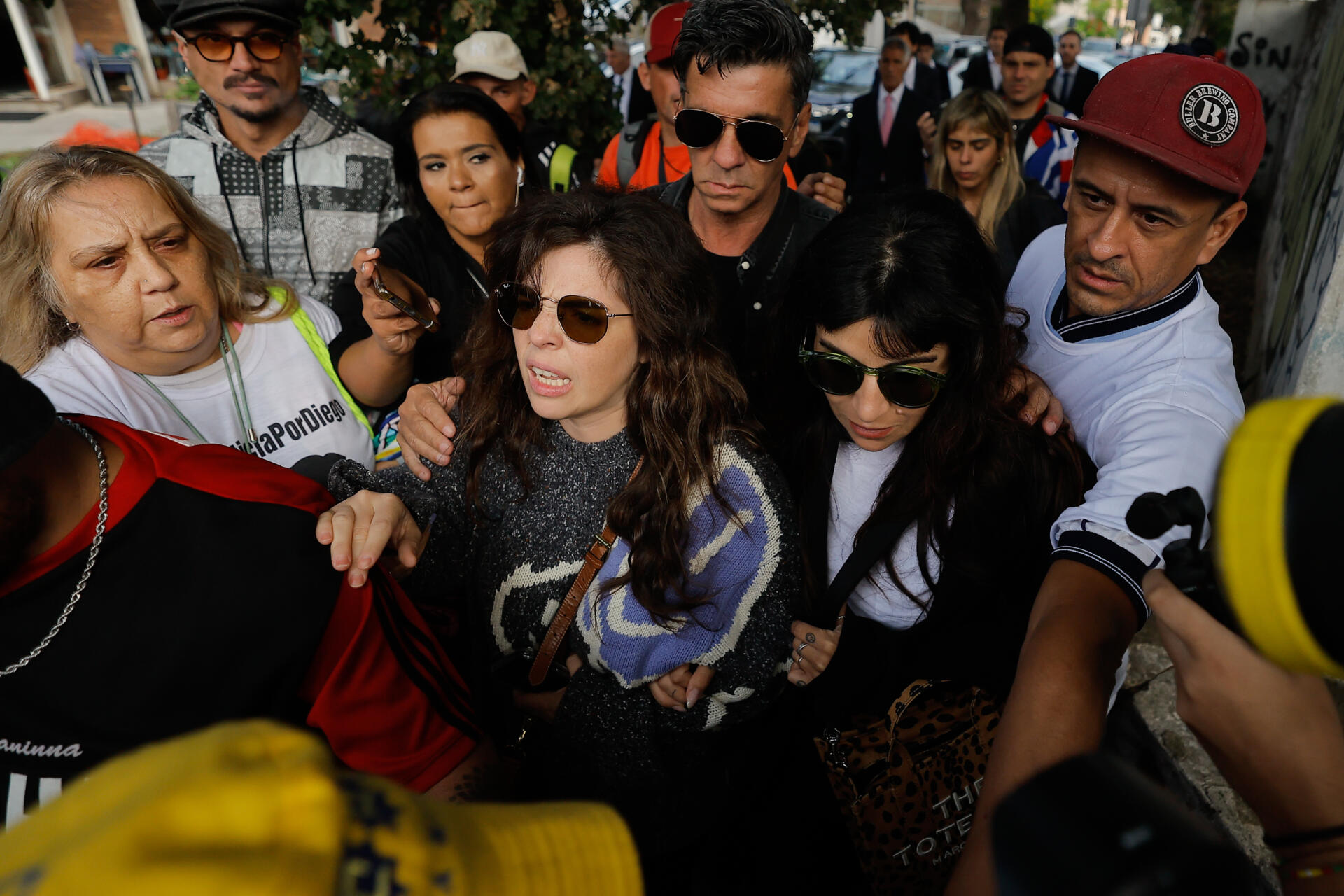 Fotografía de archivo de Dalma (c) y Giannina Maradona (c-d), hijas de Diego Armando Maradona llegan este martes, a los tribunales de San Isidro en Buenos Aires