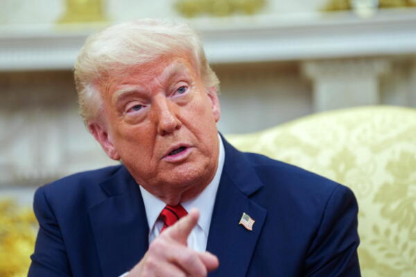 EEl presidente de Estados Unidos, Donald Trump, habla durante una reunión con la primera ministra italiana Giorgia Meloni en la Oficina Oval.