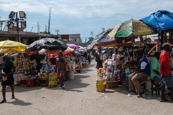 Fotografía de un mercado de barrio en Puerto Príncipe (Haití). 