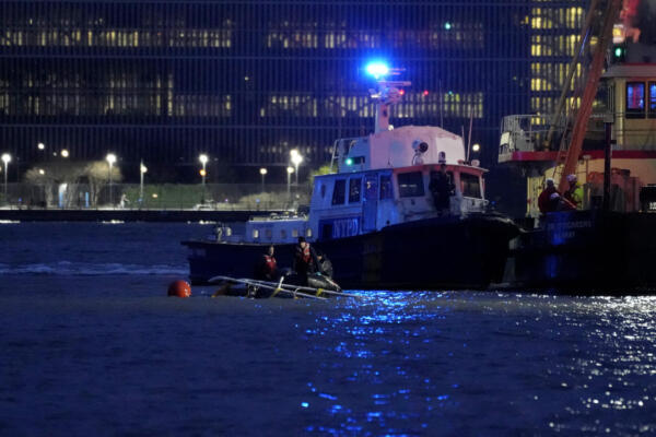 Los equipos de emergencia trabajan para retirar los restos de un helicóptero del agua tras estrellarse en el río Hudson, en el barrio de Newport de Jersey City, Nueva Jersey, el 10 de abril de 2025. AFP