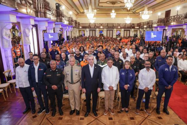 El presidente Luis Abinader reconoció y saludó a 565 rescatistas que trabajaron en la tragedia del Jet Set en LA Semanal con la Prensa. Foto: Presidencia de la República