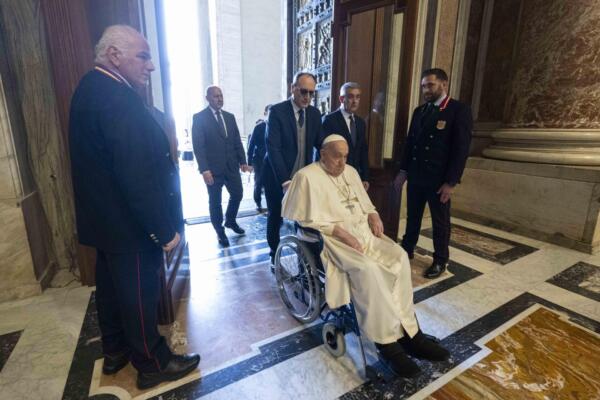El papa Francisco, llamó a no apartar de la sociedad a quienes padecen la enfermedad pues