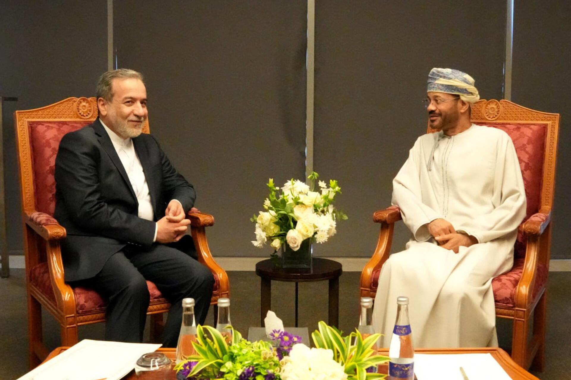 Esta fotografía, proporcionada por el Ministerio de Asuntos Exteriores de Irán, muestra al ministro de Asuntos Exteriores iraní, Abbas Araghchi (izq.), reunido con el ministro de Asuntos Exteriores de Omán, Sayyid Badr al-Busaidi, en Mascate el 12 de abril de 2025. (Foto: Ministerio de Asuntos Exteriores de Irán / AFP) / USO EDITORIAL RESTRINGIDO