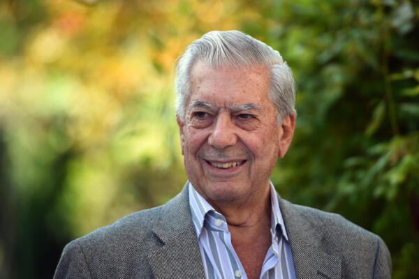 (ARCHIVOS) El escritor peruano y Premio Nobel de Literatura 2010, Mario Vargas Llosa, posa el 17 de octubre de 2014 en Aix-en-Provence, sur de Francia, tras una rueda de prensa durante el festival literario La Fête du Livre. (Foto: Anne-Christine POUJOULAT / AFP)

