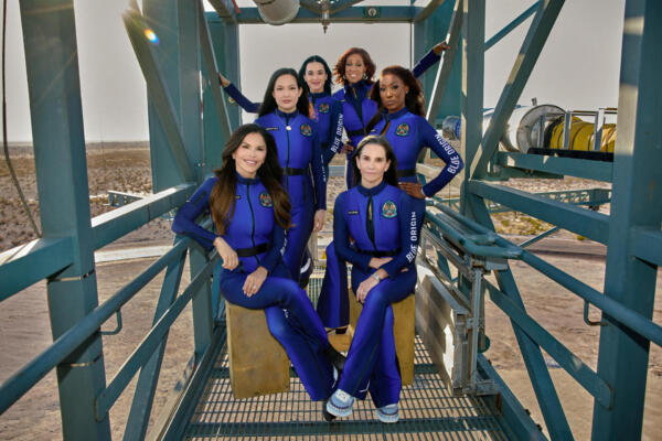 Una foto de reparto publicada el 14 de abril de 2025 en la cuenta X de Blue Origin muestra (en sentido horario desde la izquierda) a la empresaria estadounidense Lauren Sanchez, la excientífica de la NASA Amanda Nguyen, la cantante Katy Perry, la presentadora de televisión Gayle King, la excientífica de la NASA Aisha Bowe y la productora de cine Kerianne Flynn posando con sus trajes espaciales antes de la misión suborbital exclusivamente femenina a bordo del cohete New Shepard. (Foto de la cuenta X de Blue Origin / AFP) 