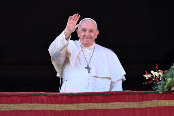 (ARCHIVOS) El Papa Francisco saluda a la multitud al aparecer en el balcón para impartir su bendición Urbi et Orbi de Navidad en la Plaza de San Pedro del Vaticano el 25 de diciembre de 2022. El Papa Francisco falleció el 21 de abril de 2025, anunció el Vaticano. (Foto de Andreas SOLARO / AFP)
