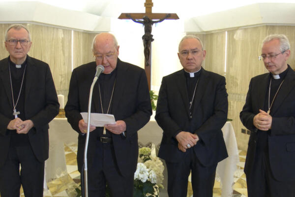 Esta foto, tomada y distribuida el 21 de abril de 2025 por The Vatican Media, muestra al cardenal Kevin Farrell, Camarlengo de la Santa Iglesia Romana, anunciando la muerte del Papa Francisco en el Vaticano. (Foto de Handout / VATICAN MEDIA / AFP) 
