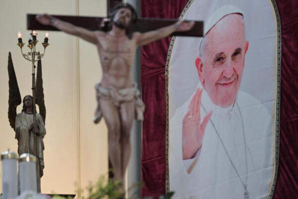 Un retrato del Papa Francisco (der.) se ve en la Catedral de Yakarta el 21 de abril de 2025, tras su fallecimiento en el Vaticano.  (Foto de BAY ISMOYO / AFP)