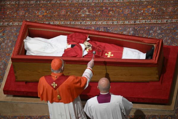 Rito de la Velatio antes de sellar el féretro del Papa Francisco en la víspera de su funeral en el Vaticano.