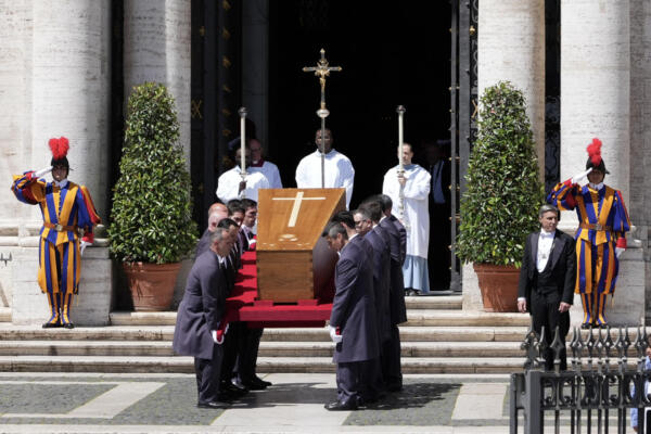 El féretro del difunto Papa Francisco es llevado por los portadores del féretro a la Basílica de Santa María la Mayor, en Roma, el 26 de abril de 2025. (Foto de Stefano Costantino / AFP) 