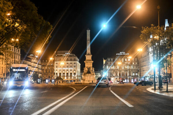 Esta fotografía muestra la Plaza de los Restauradores con la electricidad restaurada tras un apagón masivo que afectó a toda la península Ibérica y el sur de Francia, en Lisboa, el 28 de abril de 2025. Un apagón masivo, ocurrido a última hora de la mañana del 28 de abril de 2025, afectó a toda la península Ibérica y parte de Francia, según el operador de red eléctrica portugués, REN. (Foto de Patricia DE MELO MOREIRA / AFP)
