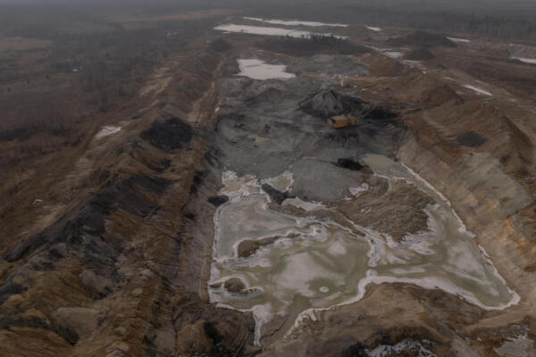 Una vista aérea muestra una excavadora de arrastre operando en una mina de titanio a cielo abierto en la región de Zhytomyr, el 28 de febrero de 2025, en medio de la invasión rusa de Ucrania. (Foto de Roman PILIPEY / AFP)