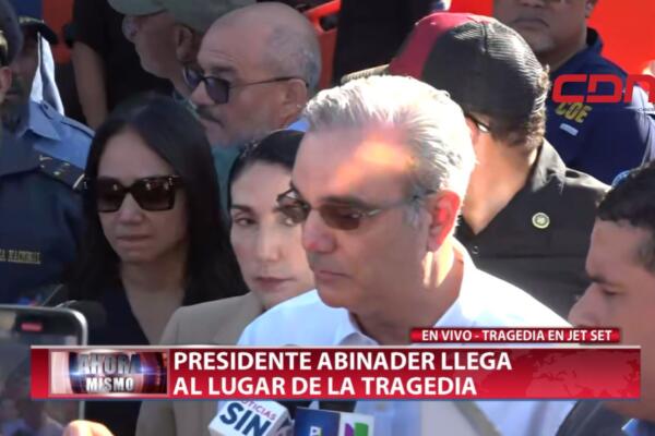 Presidente Abinader llega al Jet Set tras colapso y expresa esperanza en rescates. (foto, CDN)