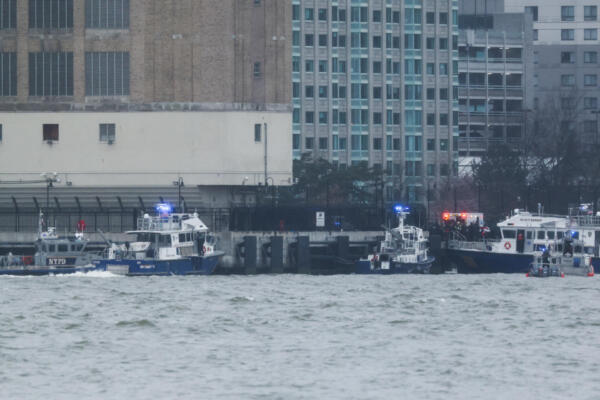 Se ven botes de rescate en Hoboken, Nueva Jersey, después de que un helicóptero se estrellara en el río Hudson el 10 de abril de 2025. AFP