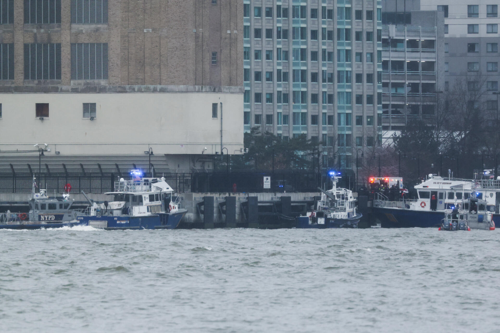 Helicóptero se estrella en el río Hudson en Nueva York