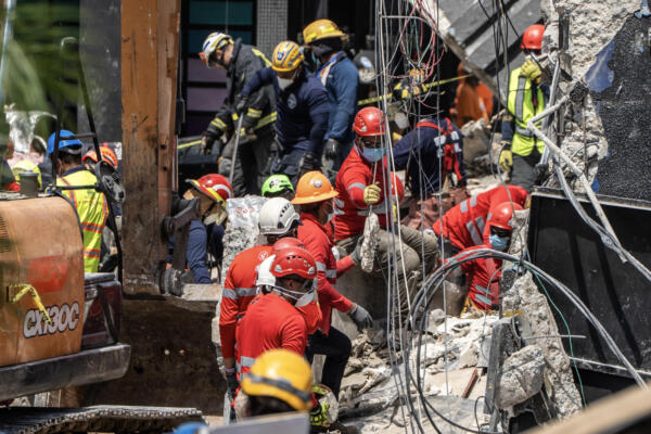 Equipos de rescate trabajan en la discoteca Jet Set un día después del derrumbe de su techo en Santo Domingo, el 9 de abril de 2025. AFP