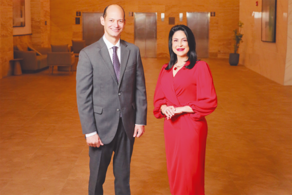 El doctor Alejandro Cambiaso y Amelia Reyes Mora, presidenta de la firma AF Comunicación Estratégica.