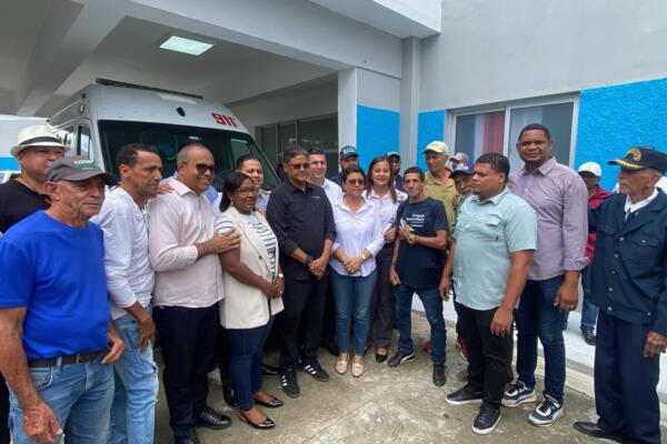 El hospital de Loma de Cabrera recibió una segunda ambulancia de parte de la DAEH para fortalecer la capacidad ante emergencias.