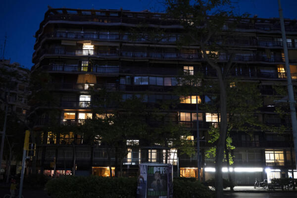 Esta fotografía muestra un edificio de apartamentos de Barcelona de noche, sin electricidad, tras un apagón masivo que afectó a toda la península Ibérica y al sur de Francia. AFP