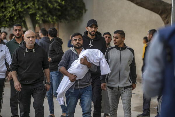 Al menos 31 personas, incluyendo 18 niños y varias mujeres, fueron asesinadas y decenas resultaron heridas en un bombardeo israelí en una escuela en la ciudad de Gaza. EFE/Ahmad Awad