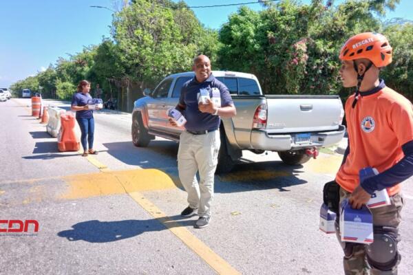 Entregan botiquines de primeros auxilios a conductores en Barahona. (Foto, fuente externa)