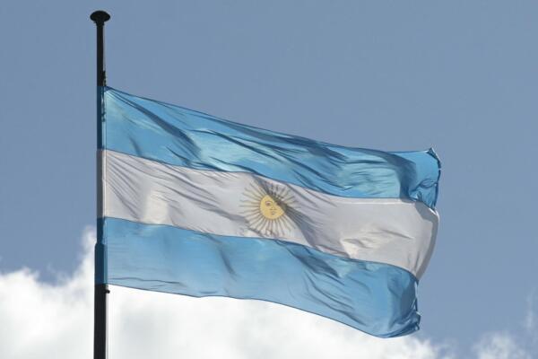 La bandera argentina ondea en el Congreso de Argentina. AFP