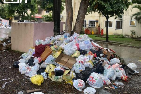 Basura desborda calles de Carmen Renata III en Pantoja: moradores denuncian abandono de las autoridades.
